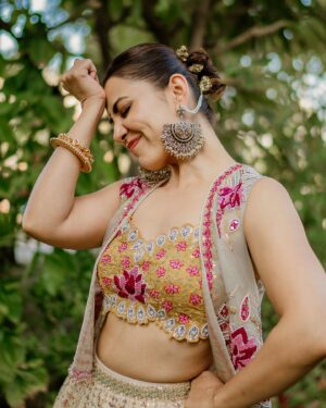 Esha Kansara Instagram - Marraige perks? Freely click as many romantic pictures as you wish and also upload them at times 🤣😍🥰❤️ 
.
Esha styled by @styleitwithniki 
Photography @deeep_46 
Outfit @samta_gaudani 
Jewels @ananaofficial 
Styling assistant @__sakshirangwani