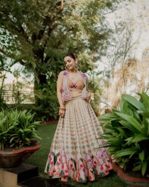 Esha Kansara Instagram - Marraige perks? Freely click as many romantic pictures as you wish and also upload them at times 🤣😍🥰❤️ 
.
Esha styled by @styleitwithniki 
Photography @deeep_46 
Outfit @samta_gaudani 
Jewels @ananaofficial 
Styling assistant @__sakshirangwani