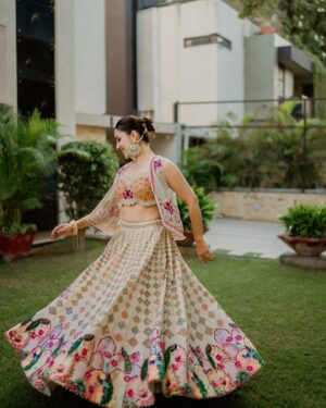 Esha Kansara Instagram - Marraige perks? Freely click as many romantic pictures as you wish and also upload them at times 🤣😍🥰❤️ 
.
Esha styled by @styleitwithniki 
Photography @deeep_46 
Outfit @samta_gaudani 
Jewels @ananaofficial 
Styling assistant @__sakshirangwani