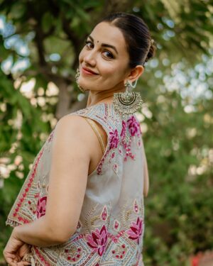Esha Kansara Instagram - Marraige perks? Freely click as many romantic pictures as you wish and also upload them at times 🤣😍🥰❤️ 
.
Esha styled by @styleitwithniki 
Photography @deeep_46 
Outfit @samta_gaudani 
Jewels @ananaofficial 
Styling assistant @__sakshirangwani