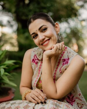 Esha Kansara Instagram - Marraige perks? Freely click as many romantic pictures as you wish and also upload them at times 🤣😍🥰❤️ 
.
Esha styled by @styleitwithniki 
Photography @deeep_46 
Outfit @samta_gaudani 
Jewels @ananaofficial 
Styling assistant @__sakshirangwani