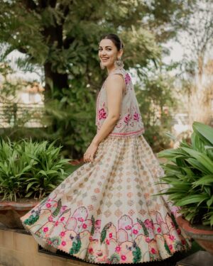 Esha Kansara Instagram - Marraige perks? Freely click as many romantic pictures as you wish and also upload them at times 🤣😍🥰❤️ 
.
Esha styled by @styleitwithniki 
Photography @deeep_46 
Outfit @samta_gaudani 
Jewels @ananaofficial 
Styling assistant @__sakshirangwani