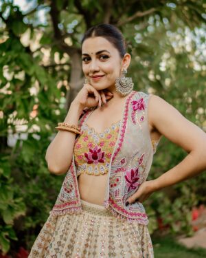 Esha Kansara Instagram - Marraige perks? Freely click as many romantic pictures as you wish and also upload them at times 🤣😍🥰❤️ 
.
Esha styled by @styleitwithniki 
Photography @deeep_46 
Outfit @samta_gaudani 
Jewels @ananaofficial 
Styling assistant @__sakshirangwani
