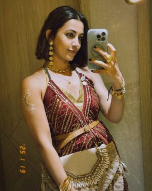 Esha Kansara Instagram - From @darshanravaldz & @dharal ‘s pre wedding BOHO NIGHT! ❤️💃
Look designed & styled by @styleitwithniki 
Assisted by @__sakshirangwani 
Jewellery @ananaofficial