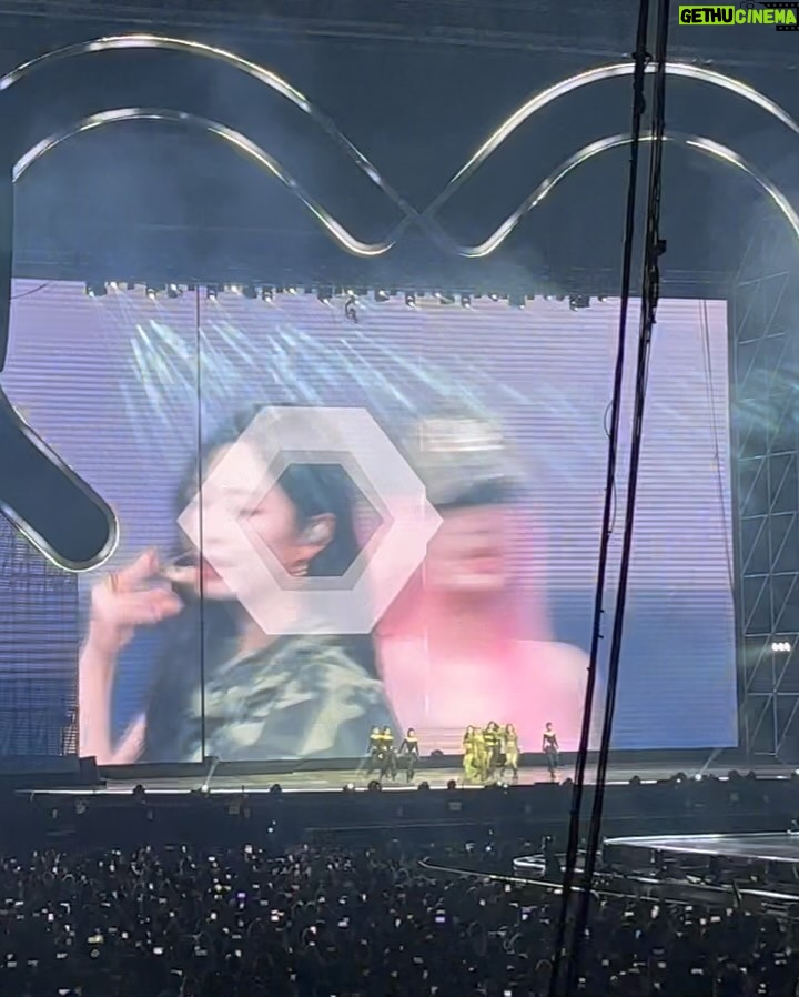 Eugene - 127.7K Likes - #smtownlive2025 #sm30주년콘서트
SM을 창조하시고 S.E.S를 탄생시켜주신 이수만 선생님께
감사드립니다~💜
오랜만에 만난 선,후배님들 너무 반가웠고 응원합니다...💗
보아야~우리 셀카한장 못찍었넹~아쉽다!
여러분~K-Culture를 이끌고 있는 멋진 아티스트들 많이 응원해주시고 사랑해주세요~💕