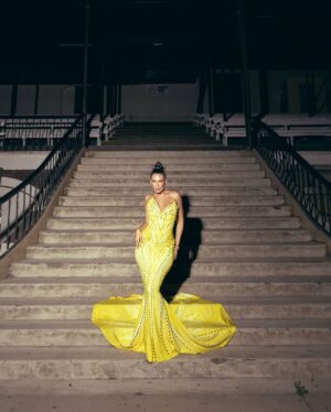 Eugenia Lemos Instagram - Florecer, la capacidad que todos tenemos de crear y soñar 🌼🌼🌼

Vestido vivo, una performance fashionista colaborativa.

Mi inspiración tiene que ver con el renacer, el florecer, pero a nivel personal. También con conectarnos con la alegría y con todo aquello que nos hace únicos.

Directora Creativa : Euge Lemos 
Diseñador: @victormc_queen 
Diseño de Pedrería : @kendrymora 
Diseño de tela Patter Print: @riveraconstanza.cl 
Coreografía @franciscochavez1 
Maquillaje: @leidypro.makeup 
Labial @genia.beauty
Peinado: @jeanbohus 
Manitos @casamanos 
Dirección editorial: @nati_ramirezv 
Stylish y Producción de moda: @prettyymezz 
Fotos: @matias__cr 

Tecnología sublimación @epsonlatinoamerica

Telas y sublimación @bulodise

Cartera @victormc_queen collab
@lays_chile

Joyas: @aurusjoyeria

Zapatos: @tiendavoce.cl