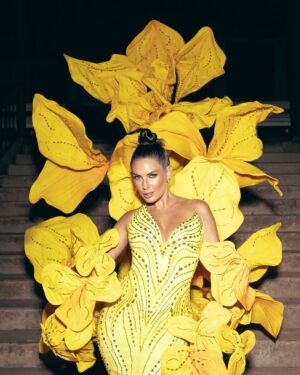 Eugenia Lemos Instagram - Florecer, la capacidad que todos tenemos de crear y soñar 🌼🌼🌼

Vestido vivo, una performance fashionista colaborativa.

Mi inspiración tiene que ver con el renacer, el florecer, pero a nivel personal. También con conectarnos con la alegría y con todo aquello que nos hace únicos.

Directora Creativa : Euge Lemos 
Diseñador: @victormc_queen 
Diseño de Pedrería : @kendrymora 
Diseño de tela Patter Print: @riveraconstanza.cl 
Coreografía @franciscochavez1 
Maquillaje: @leidypro.makeup 
Labial @genia.beauty
Peinado: @jeanbohus 
Manitos @casamanos 
Dirección editorial: @nati_ramirezv 
Stylish y Producción de moda: @prettyymezz 
Fotos: @matias__cr 

Tecnología sublimación @epsonlatinoamerica

Telas y sublimación @bulodise

Cartera @victormc_queen collab
@lays_chile

Joyas: @aurusjoyeria

Zapatos: @tiendavoce.cl