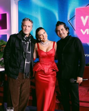 Eugenia Lemos Instagram - VIVA VIÑA ❤️ 

Que increíble que esta siendo esta semana ❤️ hice tantas cosas que no alcancé a subir nada 🫣 

Así se vivió la primer noche de @vivavinamega x @mega.tv 💜 donde estuvimos analizando la Moda de la #galaviña2025 ✨ 

Que me decís de este lookazo rojo by @nicolettavalentina ❤️✨

#stylish @prettyymezz 
#makeup @leidypro.makeup 
#pelo @nelilovon 
✨ @swarovski 
📸 @matias__cr & @danielajas.ph
