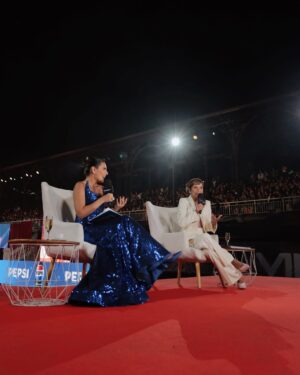 Eugenia Lemos Instagram - Que Noche más increíble ✨💙 

Gracias @mega.tv por darme la oportunidad de comentar los looks en la #galadeviña2025 junto a la mejor de todas @la.frangh , un honor compartir esta transmisión contigo, tremenda profesional y compañera 🥹 💛✨ 

💙 #dress @ximenaolavarriadesigner ✨