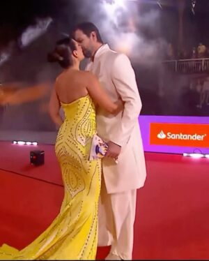 Eugenia Lemos Instagram - VIÑA 2025 
Ayer pasamos por la alfombra roja de #LaGalaViña aquí les dejamos un poquito de lo que fue una hermosa noche… Que les parecieron los looks?

Creditos Del look de Euge 
Directora Creativa : Euge Lemos
Diseñador: @victormc_queen
Diseño de Pedrería : @kendrymora
Diseño de tela Patter Print: @riveraconstanza.cl
Maquillaje: @leidypro.makeup
Peinado: @jeanbohus
Dirección editorial: @nati_ramirezv
Stylist: @majo_olas
Producción de moda: @prettyymezz
Fashion film: @matias__cr
Tecnología sublimación @epsonlatinoamerica
Cartera @victormc_queen collab
@lays_chile
Joyas: @aurusjoyeria
Labial @genia.beauty
Telas e impresión @bulodise
Zapatos: @tiendavoce.cl

Del look de @matiaskosznik 
Diseño y confección: @wendypozolondress 💣
Maquillaje: @leidypro.makeup
Peinado: @jeanbohus
