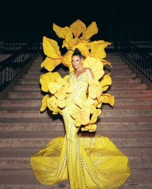 Eugenia Lemos Instagram - Florecer, la capacidad que todos tenemos de crear y soñar 🌼🌼🌼

Vestido vivo, una performance fashionista colaborativa.

Mi inspiración tiene que ver con el renacer, el florecer, pero a nivel personal. También con conectarnos con la alegría y con todo aquello que nos hace únicos.

Directora Creativa : Euge Lemos 
Diseñador: @victormc_queen 
Diseño de Pedrería : @kendrymora 
Diseño de tela Patter Print: @riveraconstanza.cl 
Coreografía @franciscochavez1 
Maquillaje: @leidypro.makeup 
Labial @genia.beauty
Peinado: @jeanbohus 
Manitos @casamanos 
Dirección editorial: @nati_ramirezv 
Stylish y Producción de moda: @prettyymezz 
Fotos: @matias__cr 

Tecnología sublimación @epsonlatinoamerica

Telas y sublimación @bulodise

Cartera @victormc_queen collab
@lays_chile

Joyas: @aurusjoyeria

Zapatos: @tiendavoce.cl