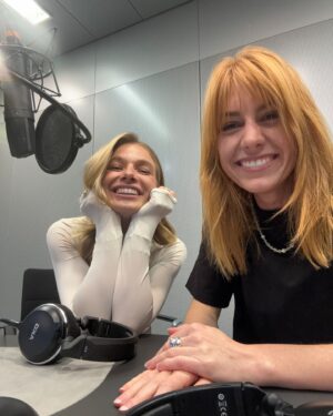 Eva Schulz Instagram - Wir haben über Eifersucht und offene Beziehungen gesprochen und darüber, wie sie bei Dates herausfindet, ob jemand zu ihr passt. Es ging um Lolas Erfahrungen mit Mobbing in der Schule und ihre ADHS-Diagnose, und stellenweise ist das eine richtige Lifehack-Service-gute Stunde geworden – sagt zumindest meine Kollegin Merle. Lola teilt nämlich auch ihre Morgenroutine und Tipps im Umgang mit Hyperaktivität, erzählt, wie sie die kaputte Beziehung zu ihrem Vater kitten konnte und was ihr hilft, sich jetzt rund um Silvester auf das neue Jahr vorzubereiten.
Tausend Dank für die Einladung in den Podcast, den ich schon seit langer Zeit liebe mit einer Frau, die ich obendrein sehr schätze ♥️ @deutschland3000 @evaschulz