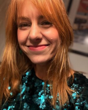 Eva Schulz Instagram - ZUM ERSTEN MAL Silvester in Pailletten gefeiert. Frohes Neues euch allen! 

Danke, dass ihr mich im vergangenen Jahr hier begleitet, so viel miterlebt und -diskutiert und euch auch oft mit mir gefreut habt. In den letzten Wochen habe ich im Austausch mit Kolleginnen und Kollegen immer wieder gemerkt, wie wichtig es mir ist, solche Kanäle wie Instagram zu haben, um direkt mitzubekommen, was euch bewegt und wie ihr auf unsere Arbeit schaut. Das prägt mich als Journalistin und auch einfach als Mensch, der versucht, auf all das klarzukommen, was in der Welt geschieht. 

Für 2025 wünsche ich uns Empathie und Sachlichkeit in Diskussionen und dass wir als Gesellschaft wieder in ein größeres Gefühl von „Zusammen“ hineinfinden. (Vielleicht hilft es ja was, das aufzuschreiben, auch wenn es sich etwas naiv anfühlt …)

Bis ganz bald!