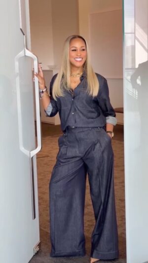 Eve Instagram - Had such a fun time speaking with @vishen at @mindvalley.futurehuman in Dubai yesterday!

Such a privilege to be alongside so many amazing inspiring speakers over the weekend - thanks so much for having me!! 💜