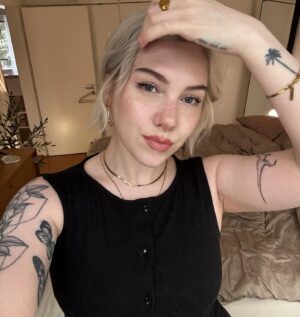 Evelina Instagram - En malttanu mennä nukkuu ku lähin palaverista eilen Universalilta nii innoissani 🥹 keskityin loppuvuoden 24 musiikkiin ja oon saanu tehä ja luoda tosi inspiroivien ihmisten kaa. Uus ja vieras ja haastava jännittää aina mut on ollu ihanaa oppii et matkalla löytää ja vetää puoleensa ne omat tyypit kenen kaa kuuluu. Oon ilonen et hyppään tuntemattomaan vaiks välil tulee mustelmii <3 pian sä kuulet.
