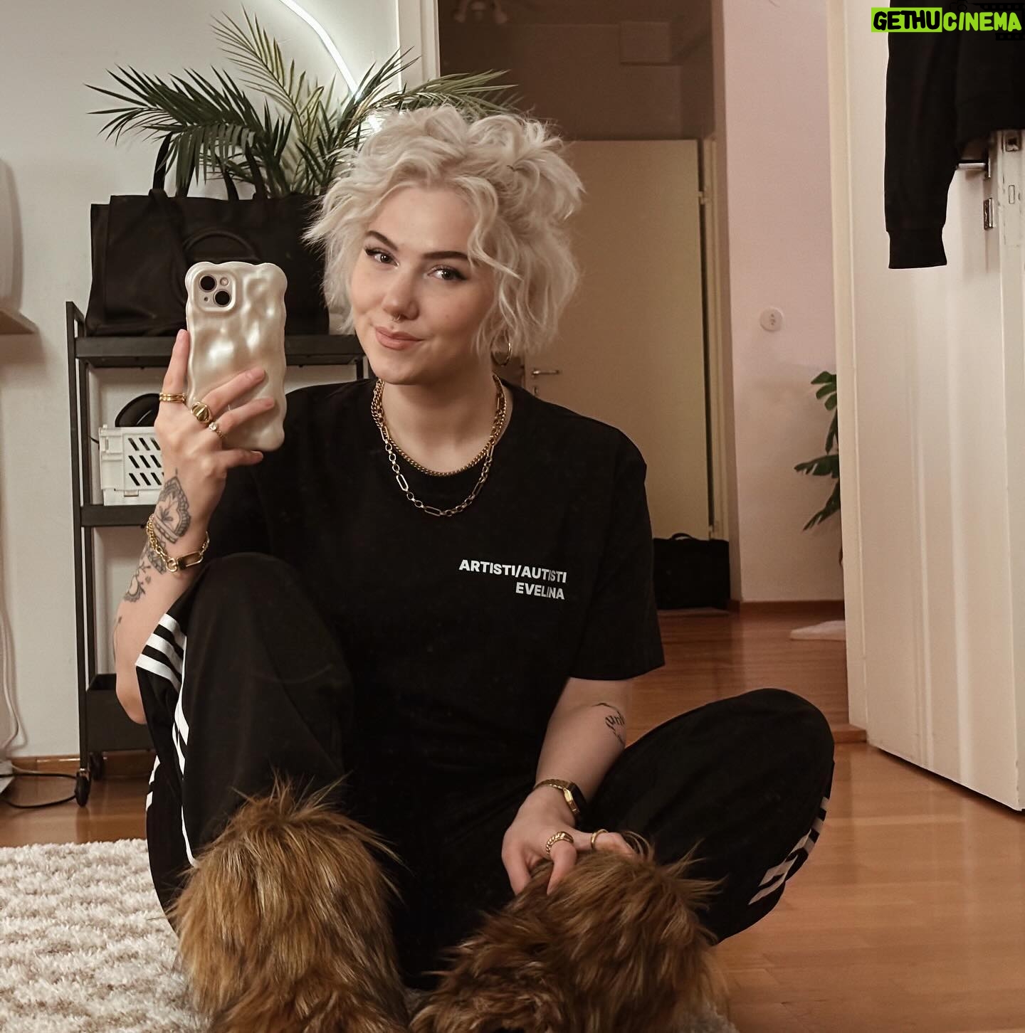 Evelina - 5K Likes - - tänä vuonna mä kasvatin/kasvatan siilin pois ja heti ku hiukset menee söpösti kii oon tosi ilonen!
- päällä työpaita, heti infoa pöytää
- tykkään isoista ja pörrösistä kengistä, tulee itelle semmonen olo ku oisin fantasiahahmo
- jee tänää saa avaa joulukalenterin!!
- johtosotku pöydän alla sos