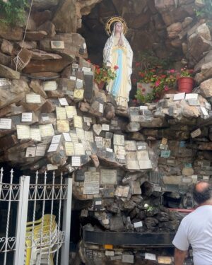 Evelyn Scheidl Instagram - Hoy en tu dia te veneramos con mucha devoción Virgencita de Lourdes🙏 Bendice nuestros hogares🙏🙏🙏 y cuida de nuestras familias ❤️
Mi mamá era devota y me llevaba a Santos Lugares a visitarla siempre 🙏 @alvareznata @nequigalotti @medinaflores