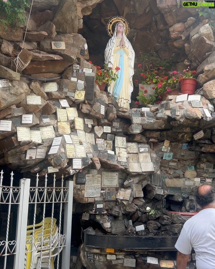 Evelyn Scheidl - 5.7K Likes - Hoy en tu dia te veneramos con mucha devoción Virgencita de Lourdes🙏 Bendice nuestros hogares🙏🙏🙏 y cuida de nuestras familias ❤️
Mi mamá era devota y me llevaba a Santos Lugares a visitarla siempre 🙏 @alvareznata @nequigalotti @medinaflores