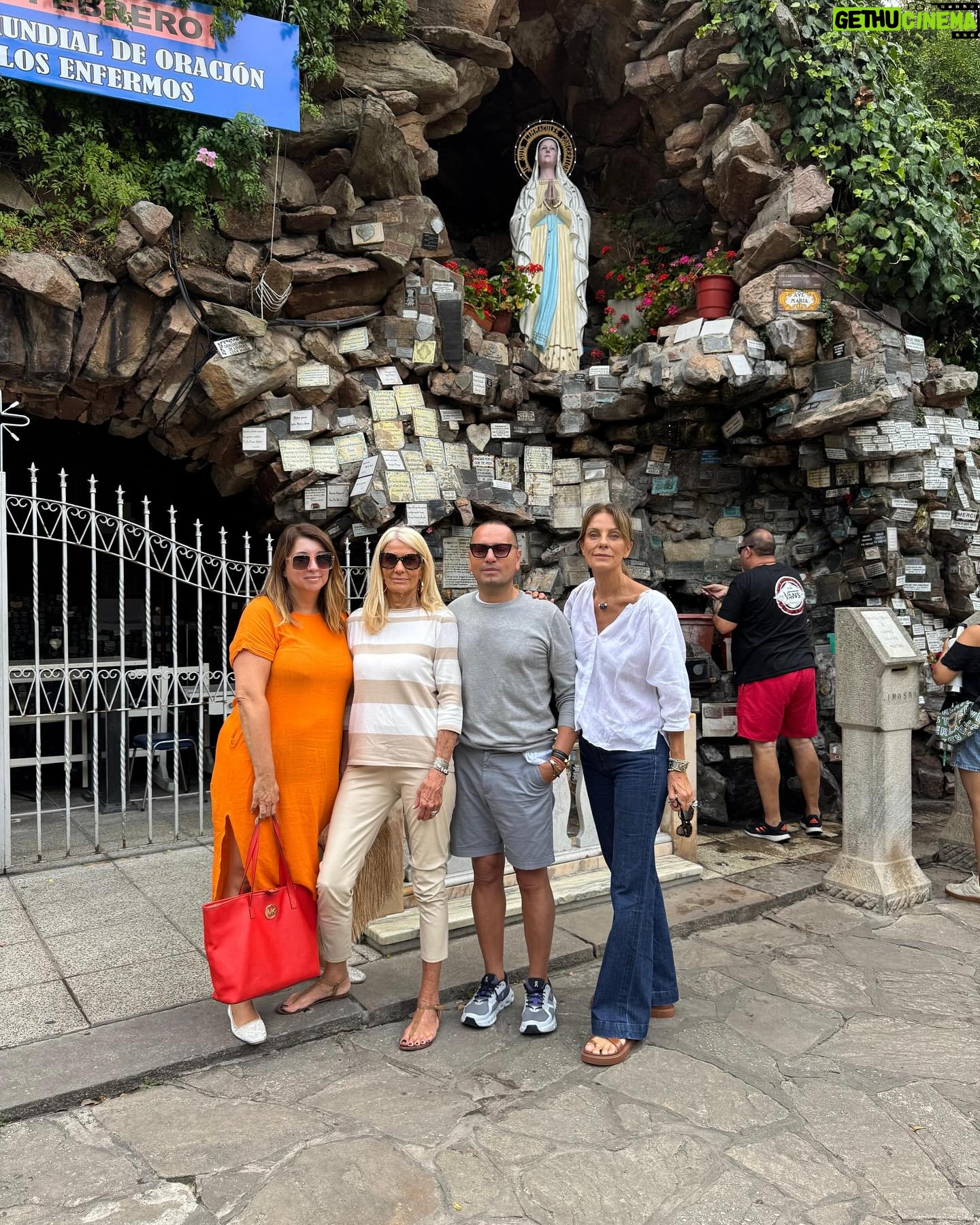 Evelyn Scheidl - 5.7K Likes - Hoy en tu dia te veneramos con mucha devoción Virgencita de Lourdes🙏 Bendice nuestros hogares🙏🙏🙏 y cuida de nuestras familias ❤️
Mi mamá era devota y me llevaba a Santos Lugares a visitarla siempre 🙏 @alvareznata @nequigalotti @medinaflores
