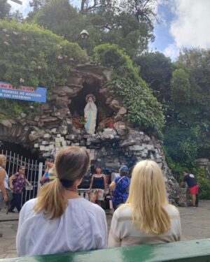 Evelyn Scheidl Instagram - Hoy en tu dia te veneramos con mucha devoción Virgencita de Lourdes🙏 Bendice nuestros hogares🙏🙏🙏 y cuida de nuestras familias ❤️
Mi mamá era devota y me llevaba a Santos Lugares a visitarla siempre 🙏 @alvareznata @nequigalotti @medinaflores
