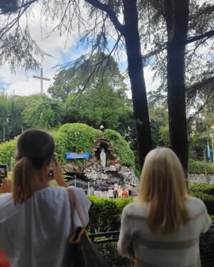 Evelyn Scheidl Instagram - Hoy en tu dia te veneramos con mucha devoción Virgencita de Lourdes🙏 Bendice nuestros hogares🙏🙏🙏 y cuida de nuestras familias ❤️
Mi mamá era devota y me llevaba a Santos Lugares a visitarla siempre 🙏 @alvareznata @nequigalotti @medinaflores