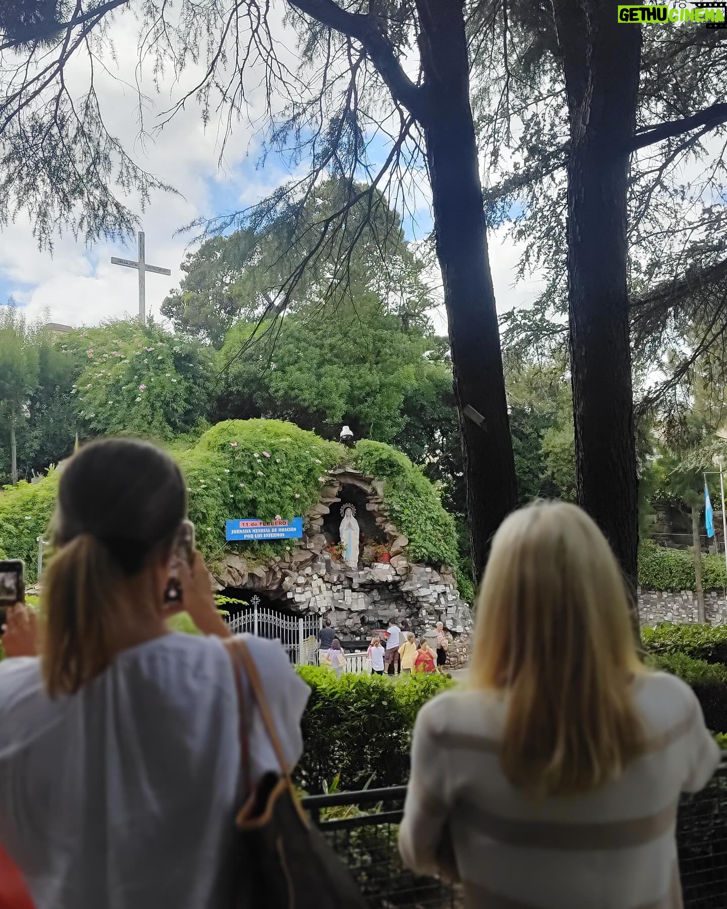 Evelyn Scheidl - 5.7K Likes - Hoy en tu dia te veneramos con mucha devoción Virgencita de Lourdes🙏 Bendice nuestros hogares🙏🙏🙏 y cuida de nuestras familias ❤️
Mi mamá era devota y me llevaba a Santos Lugares a visitarla siempre 🙏 @alvareznata @nequigalotti @medinaflores