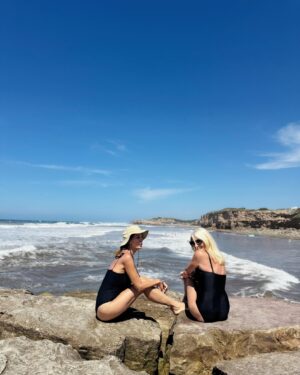 Evelyn Scheidl Instagram - 👑👑🇦🇷 Dos coronas, dos amigas y un mismo espíritu. Evelyn @evelynscheidl , Miss Argentina 1971.  @nequigalotti , Miss Argentina 1980. 
Siempre disfrutando a full de  la vida. 
PH 📸 estrella ⭐️ nuestro amigo @medinaflores 

@casapampachapadmalal @casapampaplaya @elcalamarloco @lilitaalbano
Anfitriona de lujo: @alvareznata 

#bynequi