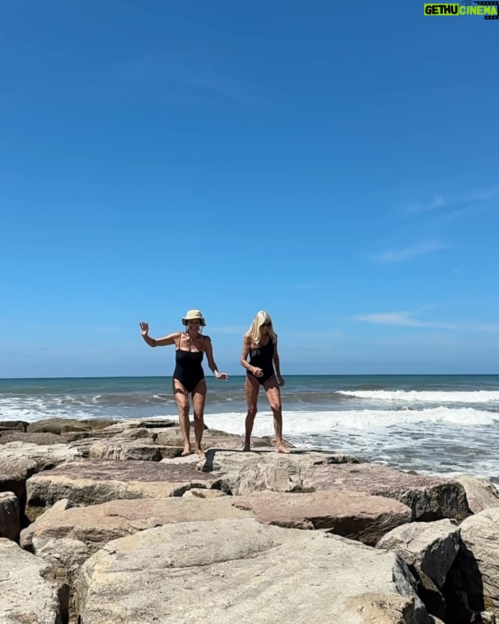 Evelyn Scheidl - 16.7K Likes - 👑👑🇦🇷 Dos coronas, dos amigas y un mismo espíritu. Evelyn @evelynscheidl , Miss Argentina 1971. @nequigalotti , Miss Argentina 1980.
Siempre disfrutando a full de la vida.
PH 📸 estrella ⭐️ nuestro amigo @medinaflores
@casapampachapadmalal @casapampaplaya @elcalamarloco @lilitaalbano
Anfitriona de lujo: @alvareznata
#bynequi