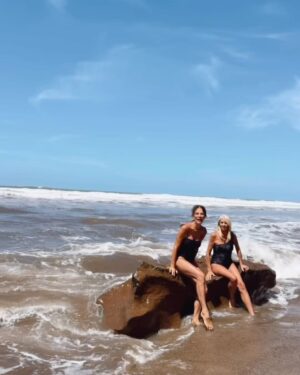 Evelyn Scheidl Instagram - 👑👑🇦🇷 Dos coronas, dos amigas y un mismo espíritu. Evelyn @evelynscheidl , Miss Argentina 1971.  @nequigalotti , Miss Argentina 1980. 
Siempre disfrutando a full de  la vida. 
PH 📸 estrella ⭐️ nuestro amigo @medinaflores 

@casapampachapadmalal @casapampaplaya @elcalamarloco @lilitaalbano
Anfitriona de lujo: @alvareznata 

#bynequi