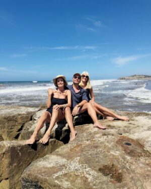 Evelyn Scheidl Instagram - 👑👑🇦🇷 Dos coronas, dos amigas y un mismo espíritu. Evelyn @evelynscheidl , Miss Argentina 1971.  @nequigalotti , Miss Argentina 1980. 
Siempre disfrutando a full de  la vida. 
PH 📸 estrella ⭐️ nuestro amigo @medinaflores 

@casapampachapadmalal @casapampaplaya @elcalamarloco @lilitaalbano
Anfitriona de lujo: @alvareznata 

#bynequi