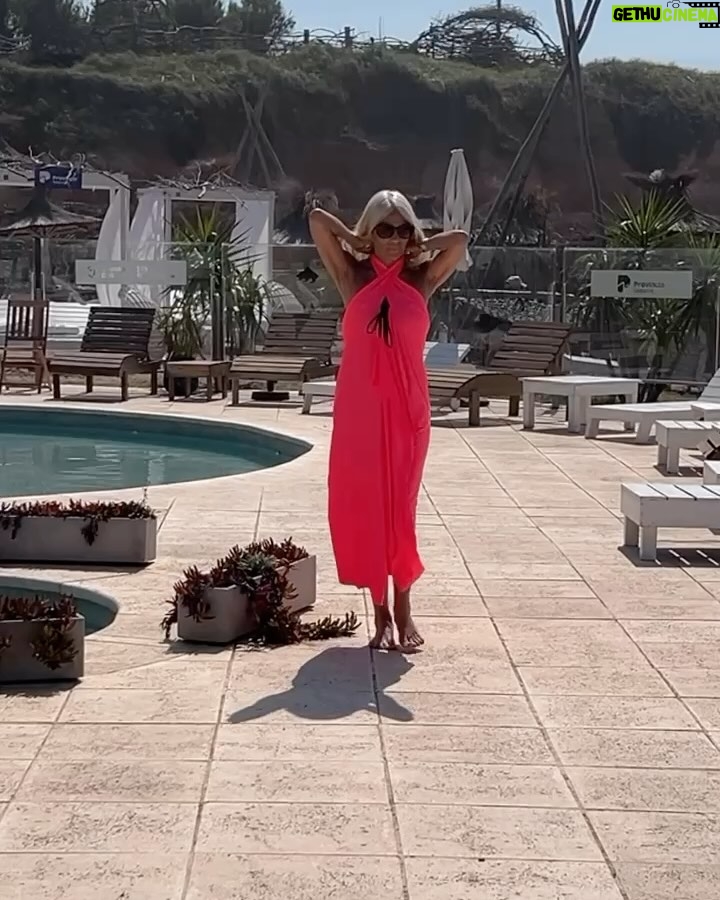 Evelyn Scheidl - 5.4K Likes - Hoy descubrí estos acantilados en @elcalamarloco @casapampaplaya !!! Playa soñada y mas aún compartiendo con amigos @nequigalotti sos una maravillosa compañera !!!
Traje de baño y pareo @xyrusar @jimecyru
Anteojos @teresacalandraanteojos
Muy buen finde para todos 🍀🍀🍀🍀
