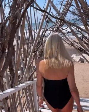 Evelyn Scheidl Instagram - Hoy descubrí estos acantilados en @elcalamarloco @casapampaplaya !!! Playa soñada y mas aún compartiendo con amigos @nequigalotti sos una maravillosa compañera !!!
Traje de baño y pareo @xyrusar @jimecyru 
Anteojos @teresacalandraanteojos 
Muy buen finde para todos 🍀🍀🍀🍀