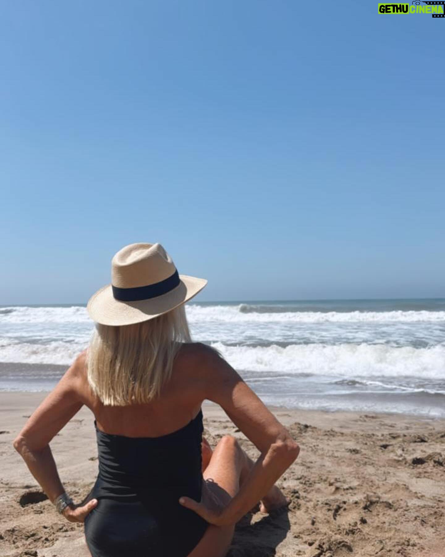Evelyn Scheidl - 5.4K Likes - Hoy descubrí estos acantilados en @elcalamarloco @casapampaplaya !!! Playa soñada y mas aún compartiendo con amigos @nequigalotti sos una maravillosa compañera !!!
Traje de baño y pareo @xyrusar @jimecyru
Anteojos @teresacalandraanteojos
Muy buen finde para todos 🍀🍀🍀🍀