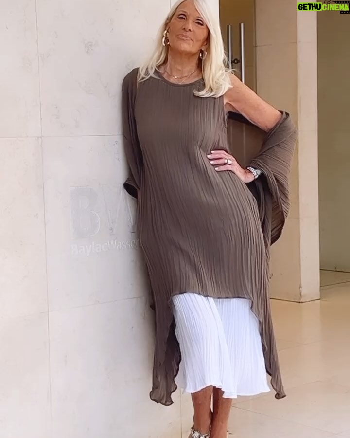 Evelyn Scheidl - 4.9K Likes - Con Nequi @nequigalotti conocimos a Damian y Patricio que nos invitaron a conocer su colección @caprichosdelrey en la calle Juan Francisco Segui 3572 y también estan en Pilar en @aldeapilar
Prendas urbanas super sentadoras y cancheras !!!
Hay varias combinaciones de colores del vestido!
A todassss tan dulces y amorosas mil gracias por los elogios de cada dia!!!
Me encanta compartir con Uds lo que me gusta para mi!!!
Que tengan un excelente finde🍀🍀🍀