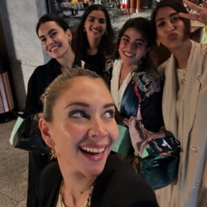 Fatima AlBanawi Instagram - شايفتك يا ٢٠٢٥ ومستبشرة فيكي خير، ولسّة شايفتك يا ٢٠٢٤ وممتنة ليكي ولكل الدروس، حتى لو مرات كان نفسي أأأأعصب عليكي وأعضِّك 👁️👁️ مين سمع أغنية (ما حنام) ومن يومها ما بينام؟ 🌝 💤 

2025 I see you and I’m hopeful, and I still see you 2024 and I’m grateful to you, regardless of those times when I wanted to screeeaam and bite you!!! 👀 Who listened to the song (Ma Hanam)? 🎶🎵