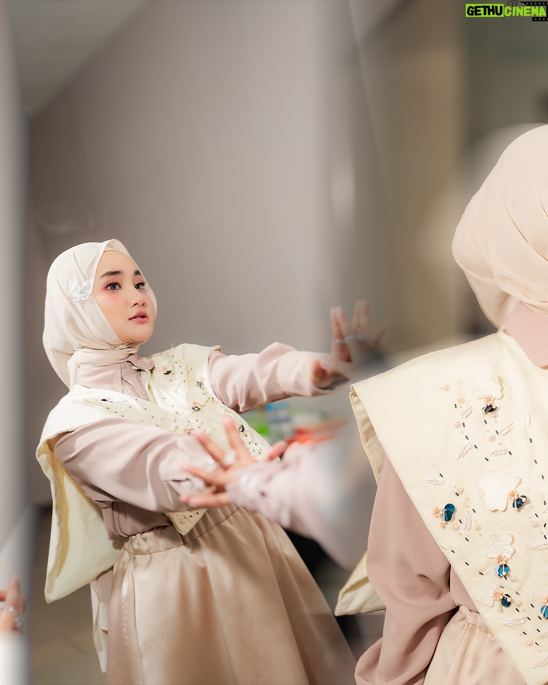 Fatin Shidqia - 67.6K Likes - ubur-ubur ikan lele
bukan ikan patin leee…
……. 🙂
outfit by @jennaandkaia.official
styled by @fadhilahzhr
make up by @cantikawannadewi
hijab styled by @awanisaw
photographed by @hendrisentosa