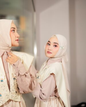 Fatin Shidqia Instagram - ubur-ubur ikan lele
bukan ikan patin leee…

……. 🙂

outfit by @jennaandkaia.official 
styled by @fadhilahzhr 
make up by @cantikawannadewi 
hijab styled by @awanisaw 
photographed by @hendrisentosa