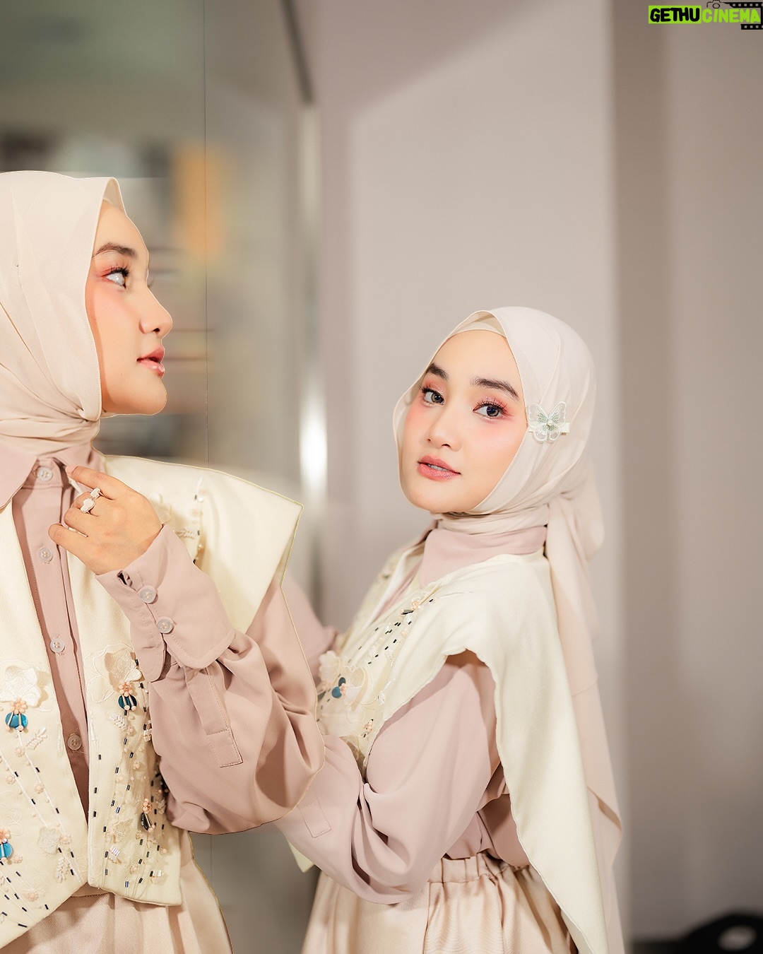 Fatin Shidqia - 67.6K Likes - ubur-ubur ikan lele
bukan ikan patin leee…
……. 🙂
outfit by @jennaandkaia.official
styled by @fadhilahzhr
make up by @cantikawannadewi
hijab styled by @awanisaw
photographed by @hendrisentosa