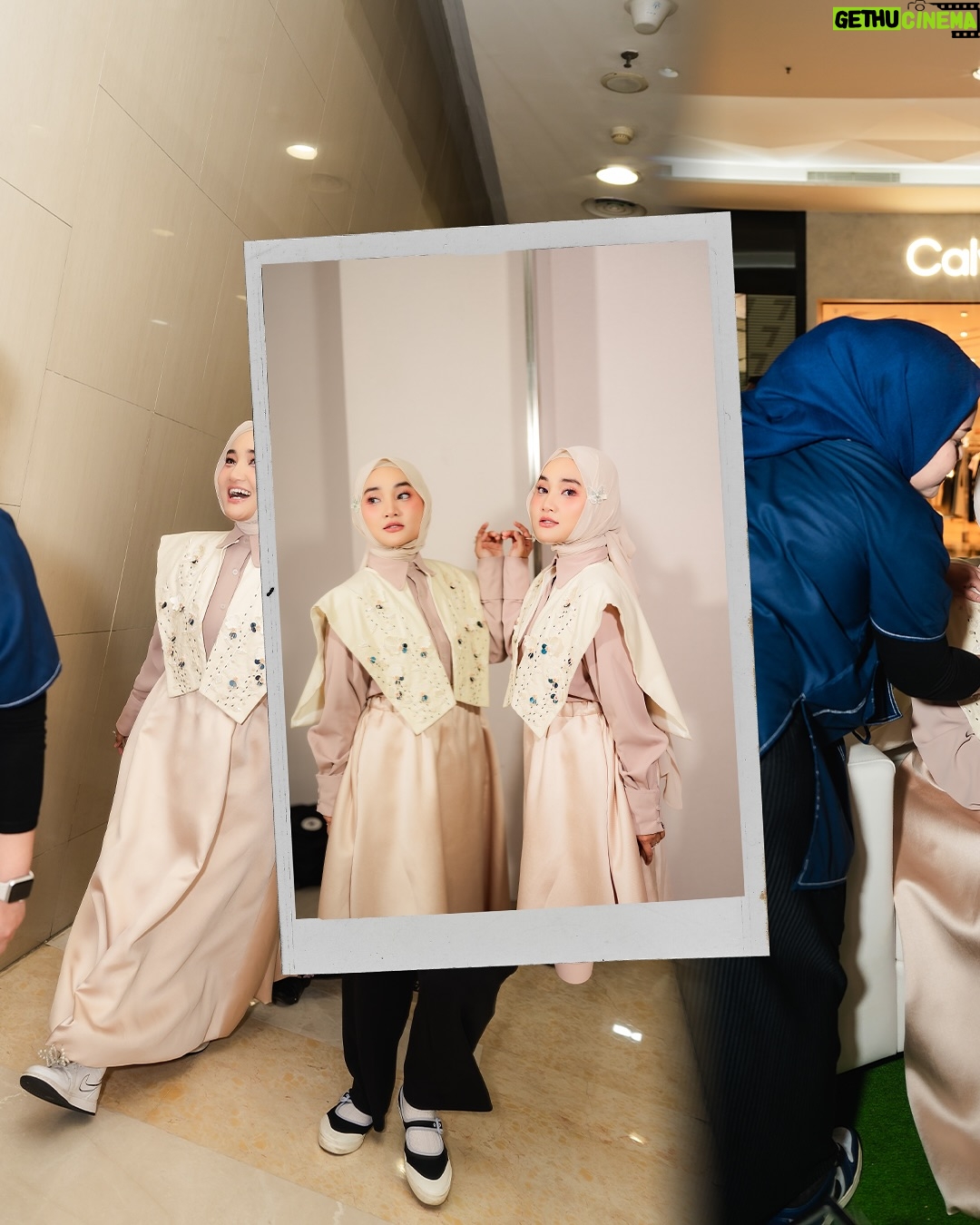 Fatin Shidqia - 67.6K Likes - ubur-ubur ikan lele
bukan ikan patin leee…
……. 🙂
outfit by @jennaandkaia.official
styled by @fadhilahzhr
make up by @cantikawannadewi
hijab styled by @awanisaw
photographed by @hendrisentosa