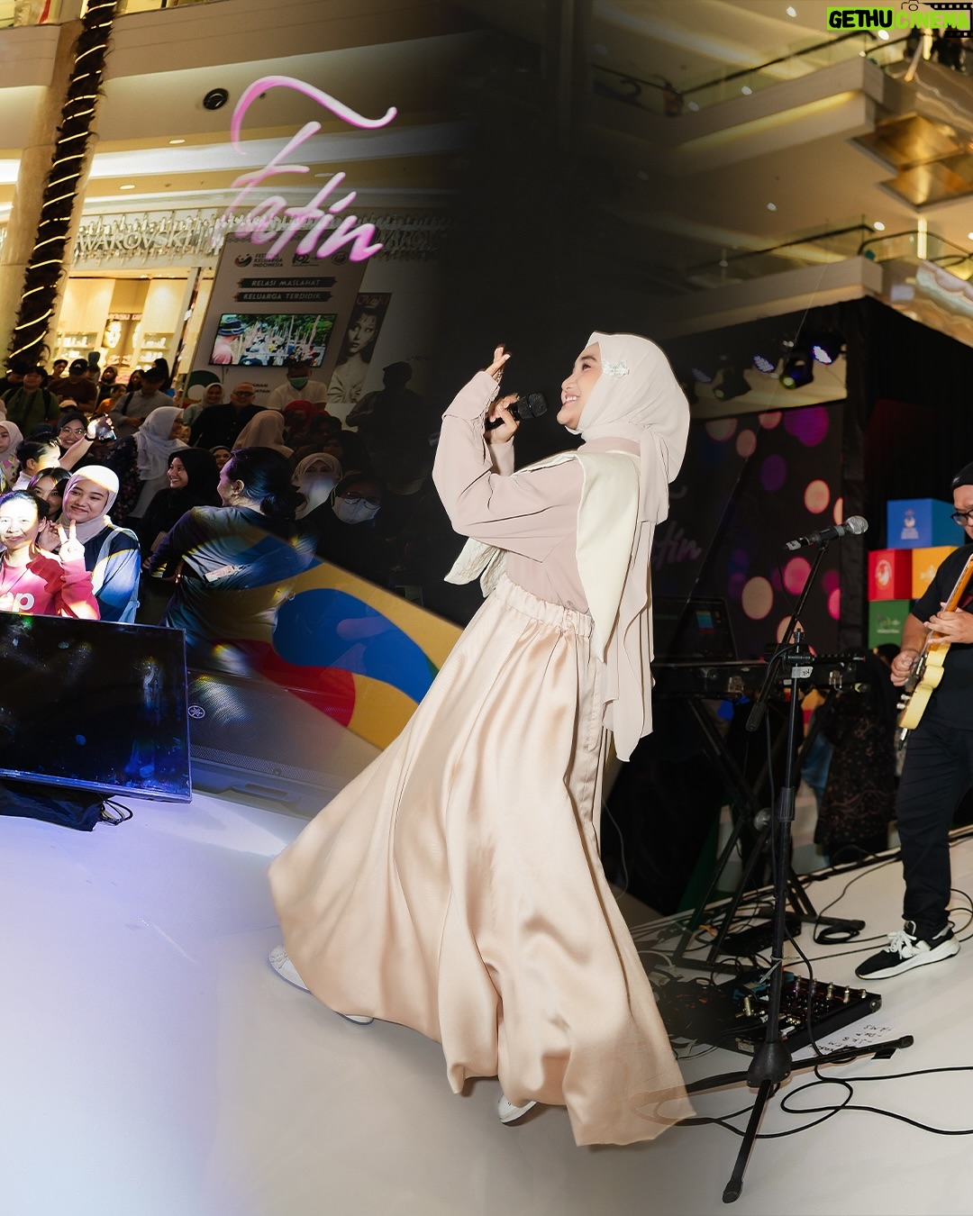 Fatin Shidqia - 67.6K Likes - ubur-ubur ikan lele
bukan ikan patin leee…
……. 🙂
outfit by @jennaandkaia.official
styled by @fadhilahzhr
make up by @cantikawannadewi
hijab styled by @awanisaw
photographed by @hendrisentosa