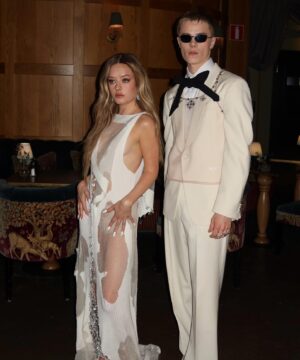 Felicia Truedsson Instagram - Thank you @guldbaggen for a lovely evening 🪲

styling  @paul_edwardss
absolutely insane dress @0_yuchen
makeup @christophermhusby 
hair @adamlukacs 

i love u all thank u so much for making me feel like a forest fairy 🦄