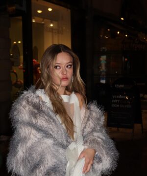 Felicia Truedsson Instagram - Thank you @guldbaggen for a lovely evening 🪲

styling  @paul_edwardss
absolutely insane dress @0_yuchen
makeup @christophermhusby 
hair @adamlukacs 

i love u all thank u so much for making me feel like a forest fairy 🦄