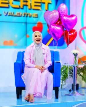 Feni Rose Instagram - 14 Februari, tahun lalu, saat org merayakan Valentine (ataupun lg ribut pro kon soal valentine).. Ibuk kasih ide @audikiranaa  merilis single lagu patah hati berjudul  #freebird .. 

karena seperti jatuh cinta, patah hati juga perlu dirayakan.  Karena setelah patah hati, kita bisa bertemu dg orang yang lebih tepat, atau membangun diri sendiri yang lebih utuh. 

Untuk membangun sesuatu yg baru yg lebih bermanfaat, kadang kita perlu menghancurkan yg lama yang sudah tidak berfungsi … tul nggak?

tsaaaahhhh. 

Pagi2 tiba2 bijak..