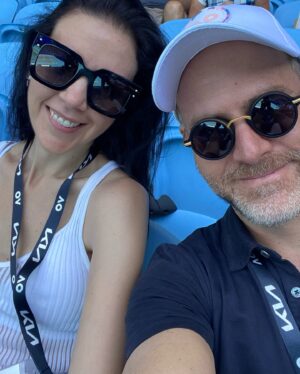 Fernanda Castillo Instagram - Vivimos grandes  momentos en una aventura que nos llevó miles de kilómetros hasta Melbourne, para disfrutar de  la magia del Australian Open. 🎾

Inspirarnos con el deporte y sorprendernos con los #EV de #Kia fue una experiencia única y emocionante. 💚⚡

Gracias @kiamexico por llevarnos siempre a dar el siguiente paso! AO 2026, allá vamos.

@kia.worldwide 

#MakeYourMove
#WhatsYourNextMove
#AusOpen #AO2025
#Publicidad