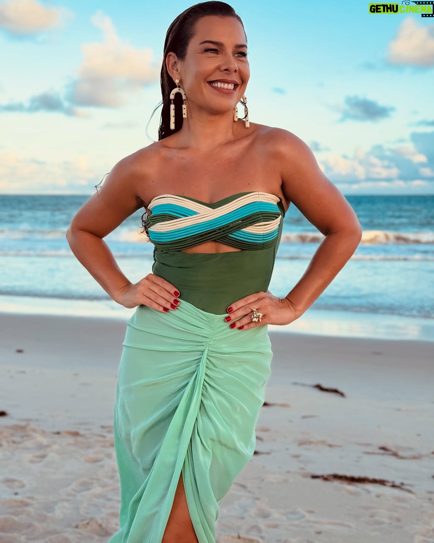 Fernanda Souza - 236.5K Likes - E aí quando acabou a gravação,
foi só tirar uma parte do look
e entrar no mar para agradecer por mais
um lindo dia de trabalho! 🙏🏻
E também recarregar pro dia seguinte…
Gravar o Ilhados é bem intenso e contar
com a natureza pra levantar minha energia
faz toooooda diferença!
🏝️✨♥️
📸 @aledesouza1970 🎥 @allancardoso