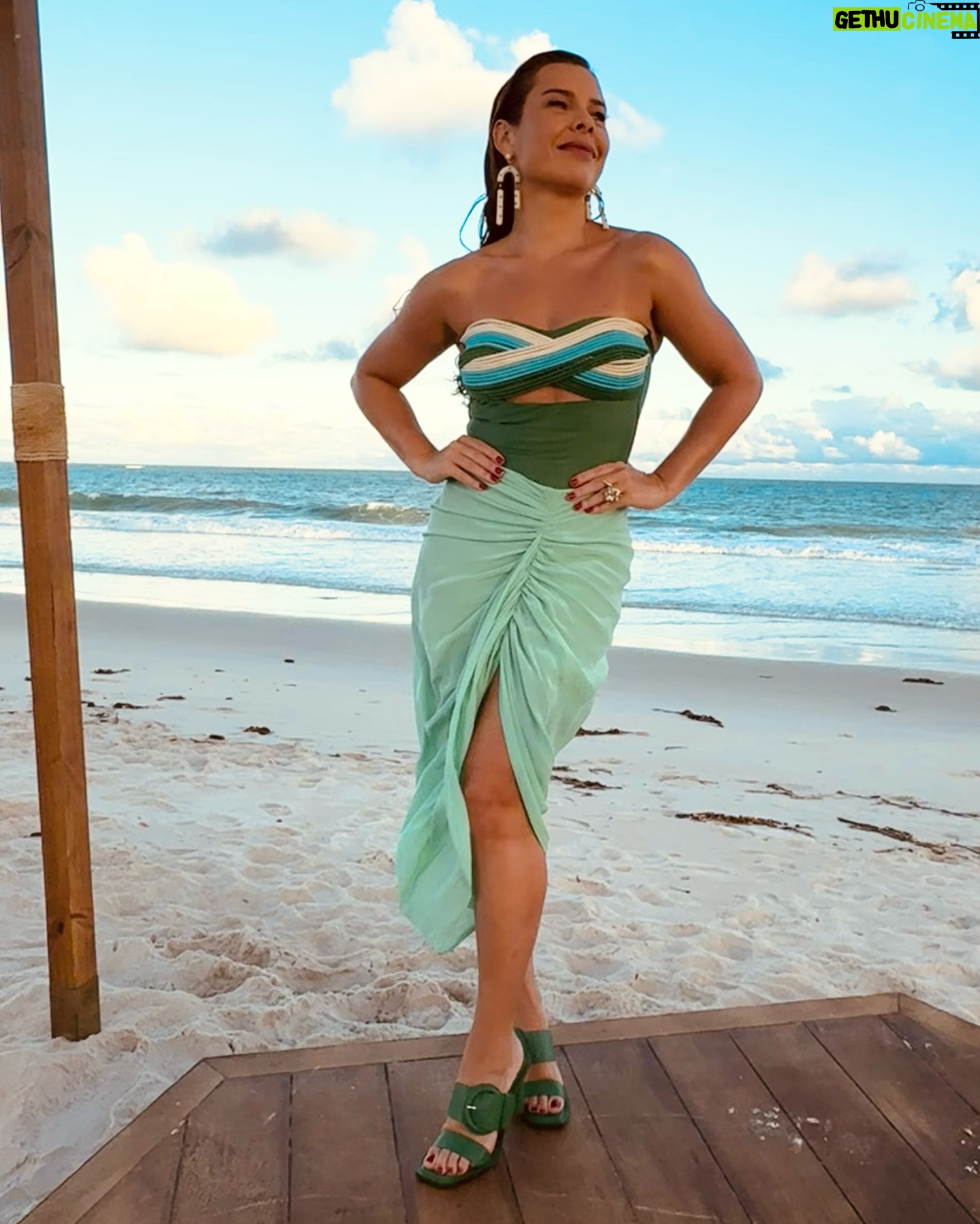 Fernanda Souza - 236.5K Likes - E aí quando acabou a gravação,
foi só tirar uma parte do look
e entrar no mar para agradecer por mais
um lindo dia de trabalho! 🙏🏻
E também recarregar pro dia seguinte…
Gravar o Ilhados é bem intenso e contar
com a natureza pra levantar minha energia
faz toooooda diferença!
🏝️✨♥️
📸 @aledesouza1970 🎥 @allancardoso