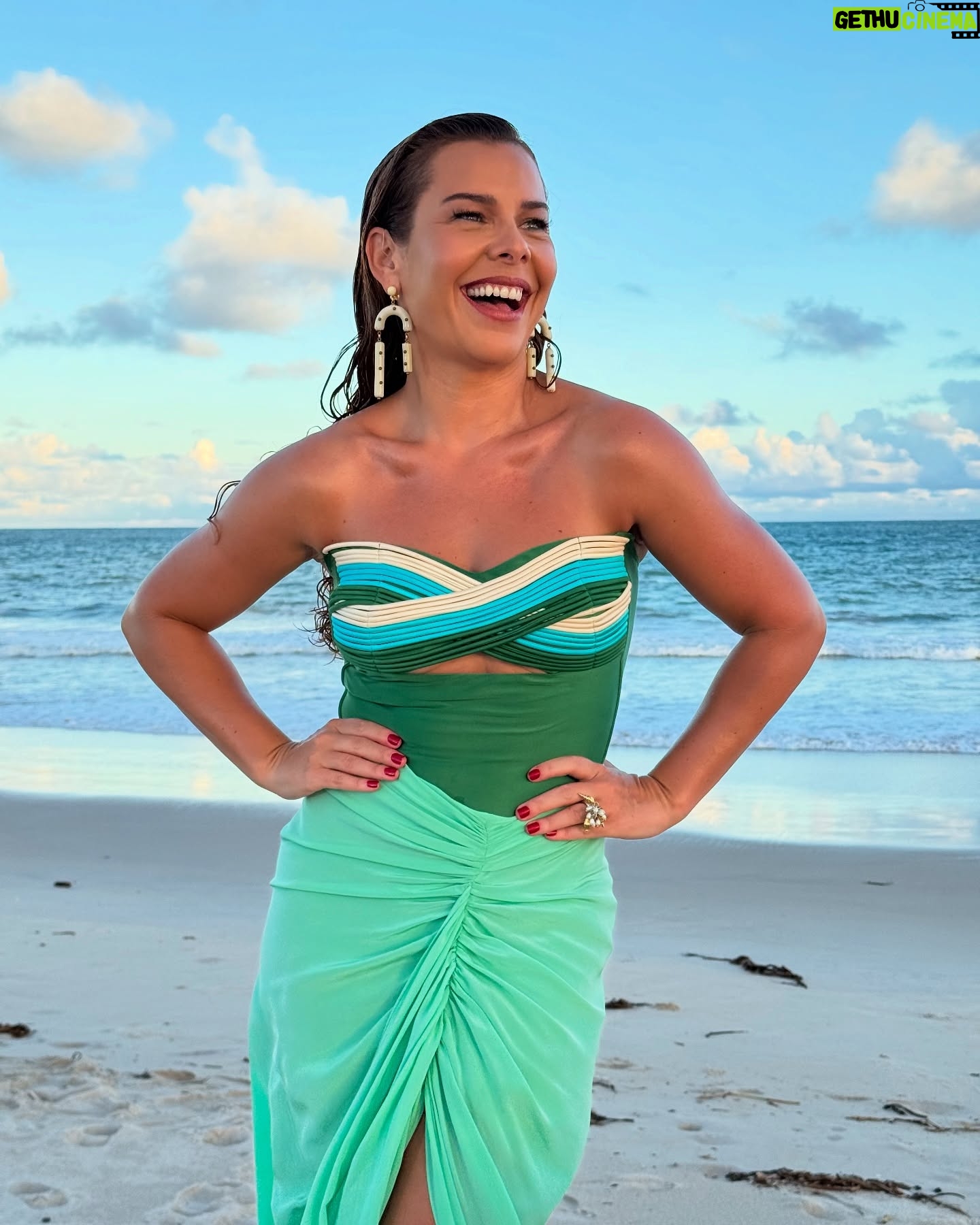 Fernanda Souza - 236.5K Likes - E aí quando acabou a gravação,
foi só tirar uma parte do look
e entrar no mar para agradecer por mais
um lindo dia de trabalho! 🙏🏻
E também recarregar pro dia seguinte…
Gravar o Ilhados é bem intenso e contar
com a natureza pra levantar minha energia
faz toooooda diferença!
🏝️✨♥️
📸 @aledesouza1970 🎥 @allancardoso