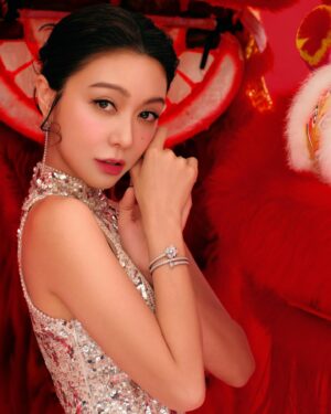 Fiona Sit Instagram - 祝大家在新的一年裡面，身體健康， 事事順利。2025 一定會比2024 更光，更溫暖。讓我們2025一起 做一個無悔和善良的 可爱靈魂。 May we well receive all surprises given to us in 2025 , no matter they be up or down , soft or hard , good or bad , they are all here to help us grow ❣️❣️❣️ love you all with all my heart . 新年快樂！