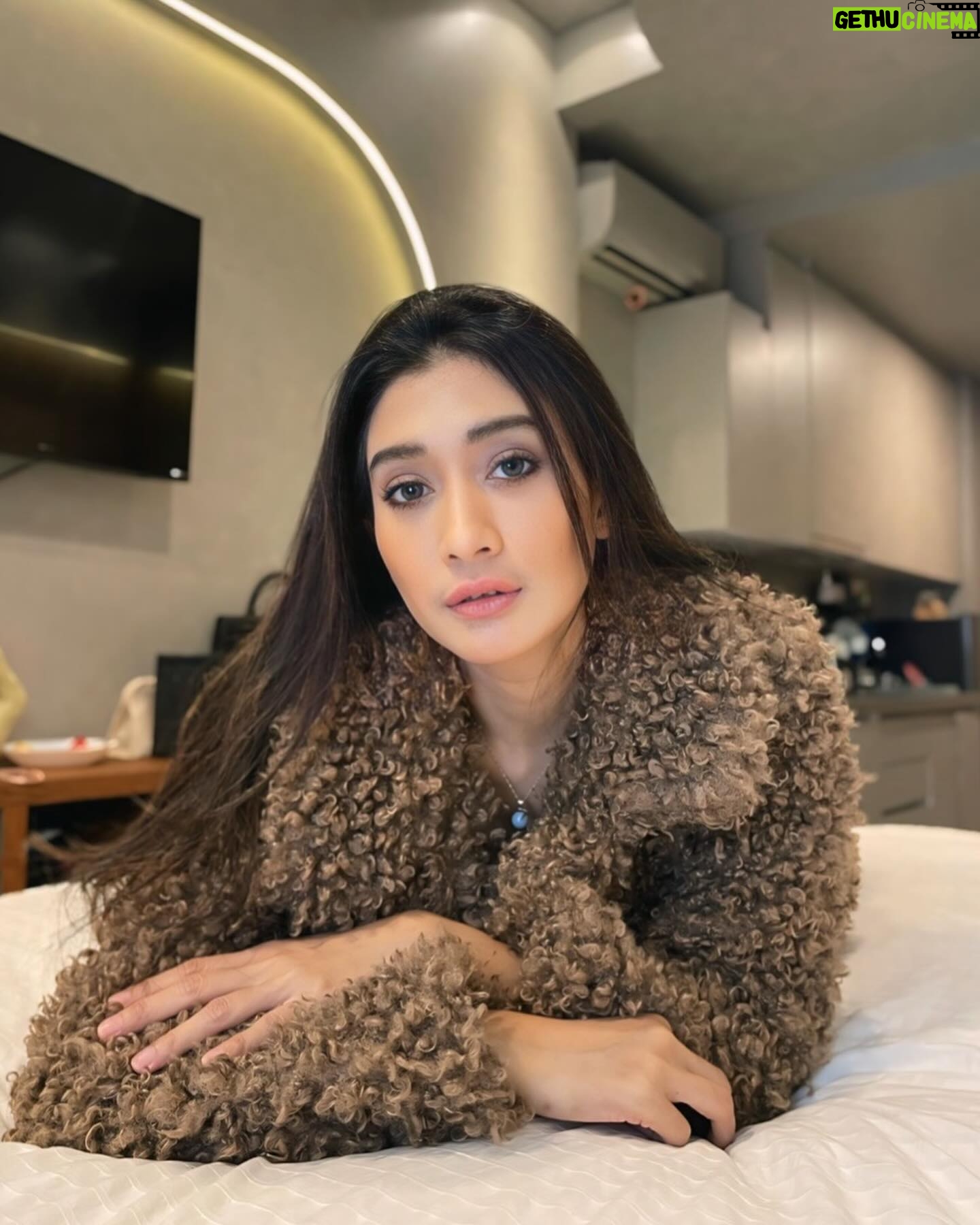 Fitrie Rachmadhina - 1K Likes - Sometimes I replace my feeling with new clothes and I'm ok with that 💁🏽♀️✨
