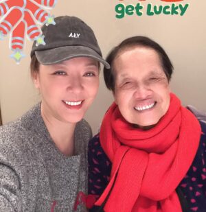 Florence Kwok Instagram - 《我的貪靚媽媽》
就嚟返杭州，今日要同母親大人再食多餐飯
埋完單同佢去洗手間
路過一間時裝店
佢話：橫掂咁早，不如食完飯去睇吓衫
我話：呢間舖頭咪上次家姐同你食完飯買咗件羽絨嗰間囉，又行？
佢話：係咩？我唔記得喎
我話：你買咁多衫都着唔切
笑死我😂😂😂😂
佢話：90幾歲唔扮靚真係笨
家姐話：你咁鍾意扮靚，我買條裙送俾你 （大整蠱）
終於佢揀咗件粉紅色嘅外套 
（所以，我鍾意粉紅色係一個基因遺傳）
家姐教佢將件衫放喺個袋裏面
去睇大戲嗰陣放喺包包入面
佢話：我有呢兩個女真係好
😘😘😘我覺得我有這個神奇媽媽更好😘😘😘
Remark: 我發現佢衣櫃裏面一套套衣服襯好晒，一套套用一個衣架掛得好好的👚👕👖所以整整齊齊OR強迫症OR叫做活得精緻，也是基因遺傳💃💃💃